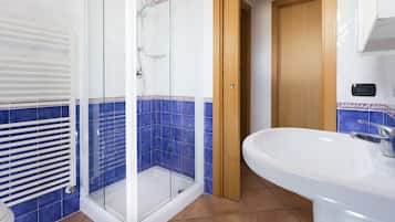 Een douche, een bidet, handdoeken