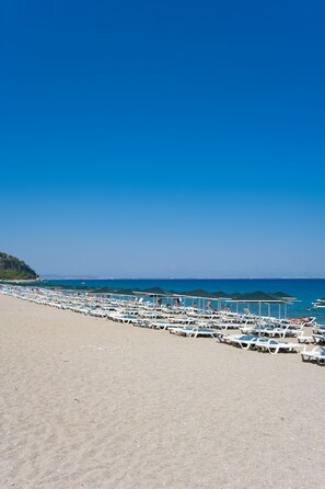Plage privée à proximité, chaises longues, parasols, serviettes de plage