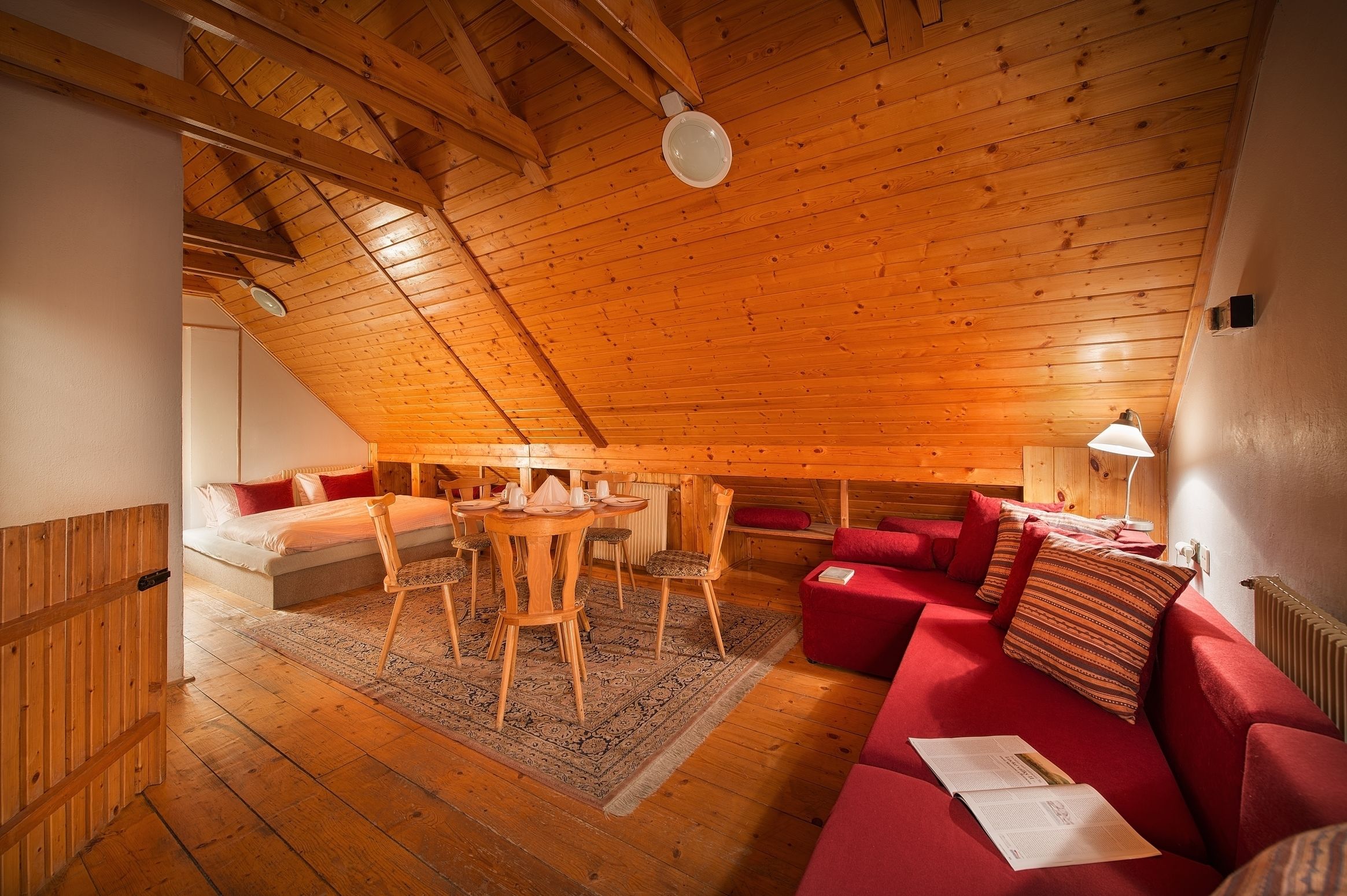 Familienapartment | Essbereich im Zimmer