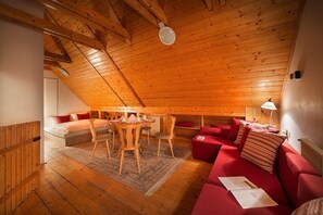 Apartamento família | Opções para refeição no quarto