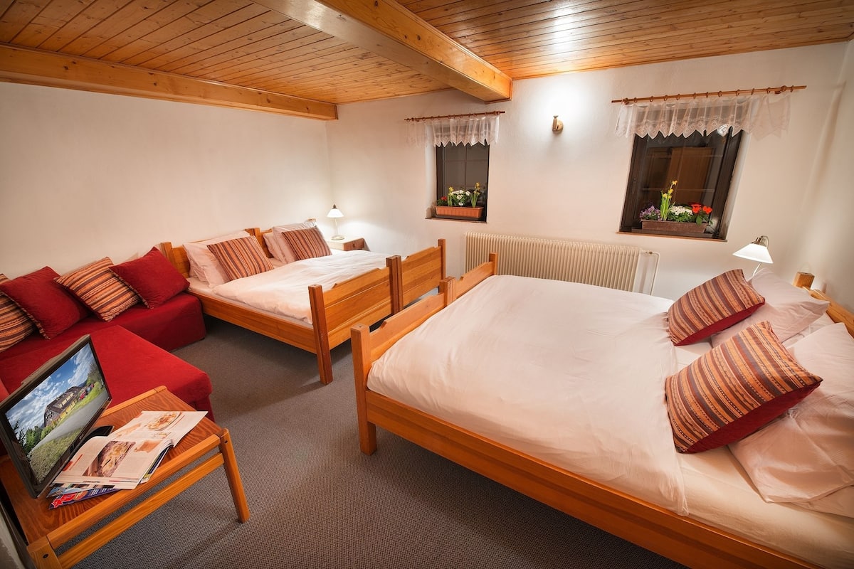 Family Quadruple Room | Cribs/infant beds, rollaway beds, free WiFi