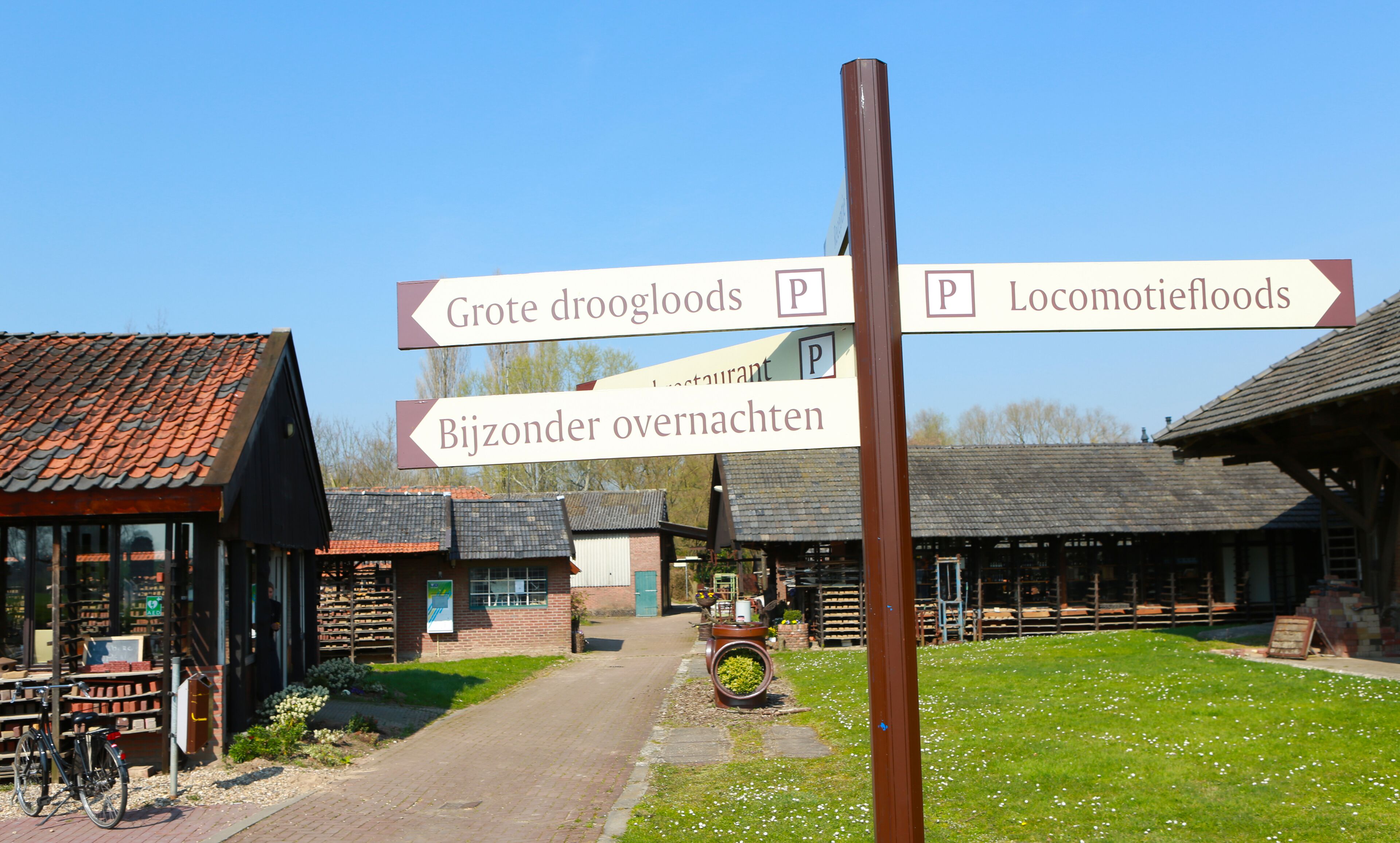Een wegwijzer met aanduidingen naar Grote Droogloofs, Locomotiefloofs en Bijzonder overvachten.