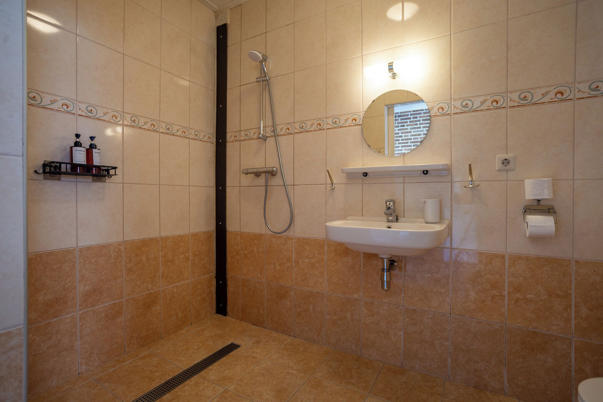 Une salle de bain avec une douche, un lavabo et des toilettes.