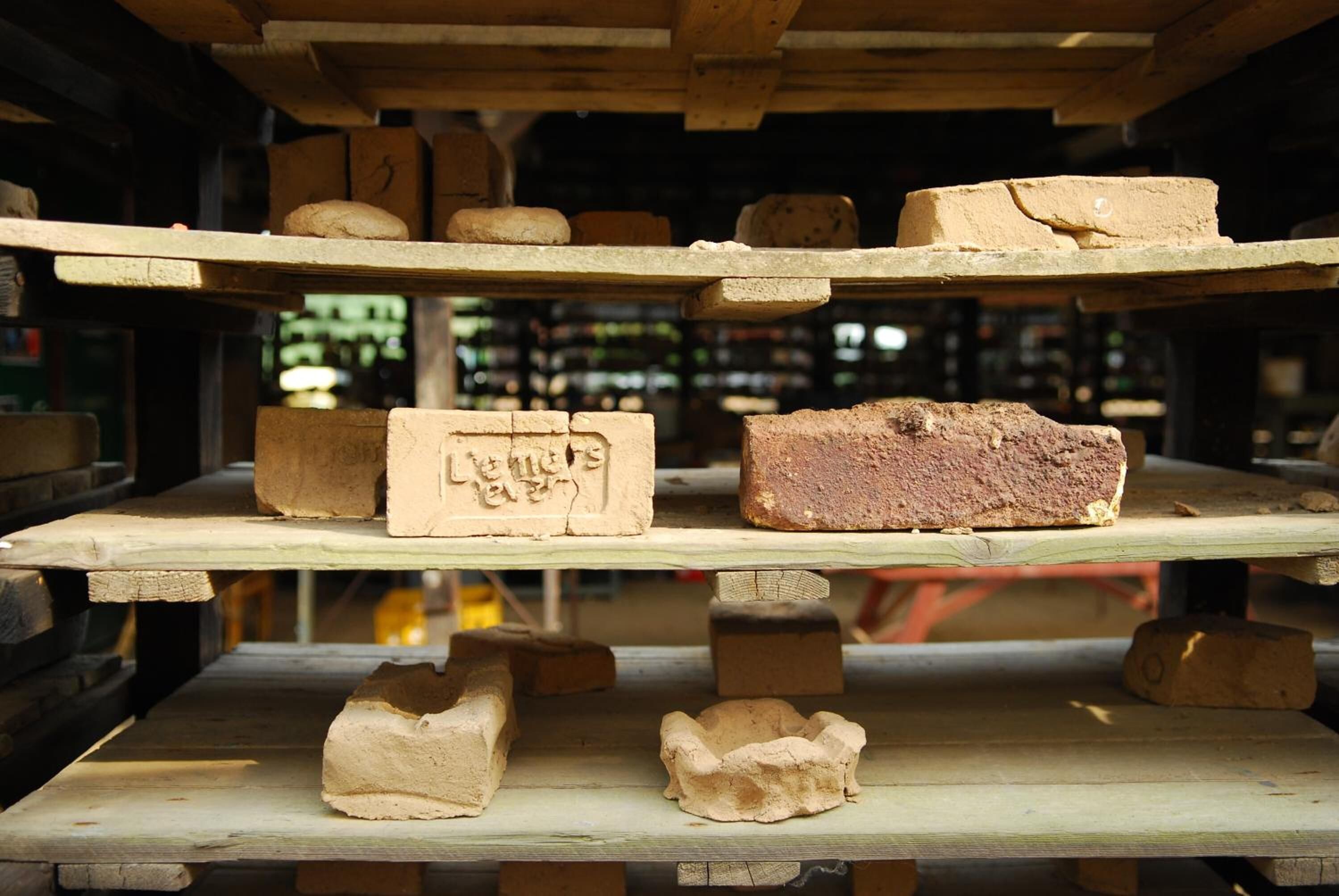 Une pile de briques sur des étagères en bois dans un entrepôt.