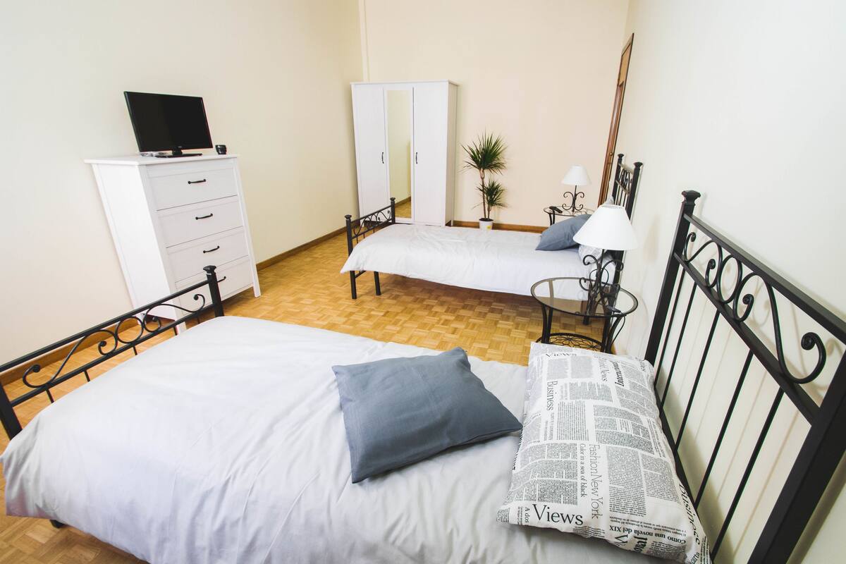 Zweibettzimmer, Gemeinschaftsbad | Schreibtisch, kostenloses WLAN