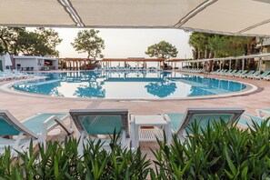 季節限定屋外プール、プール パラソル、サンラウンジャー