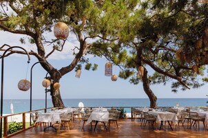 2 restaurantes; se sirve desayuno, almuerzo y cena; cocina italiana