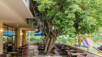 2 restaurants, breakfast, lunch, dinner served; Italian cuisine