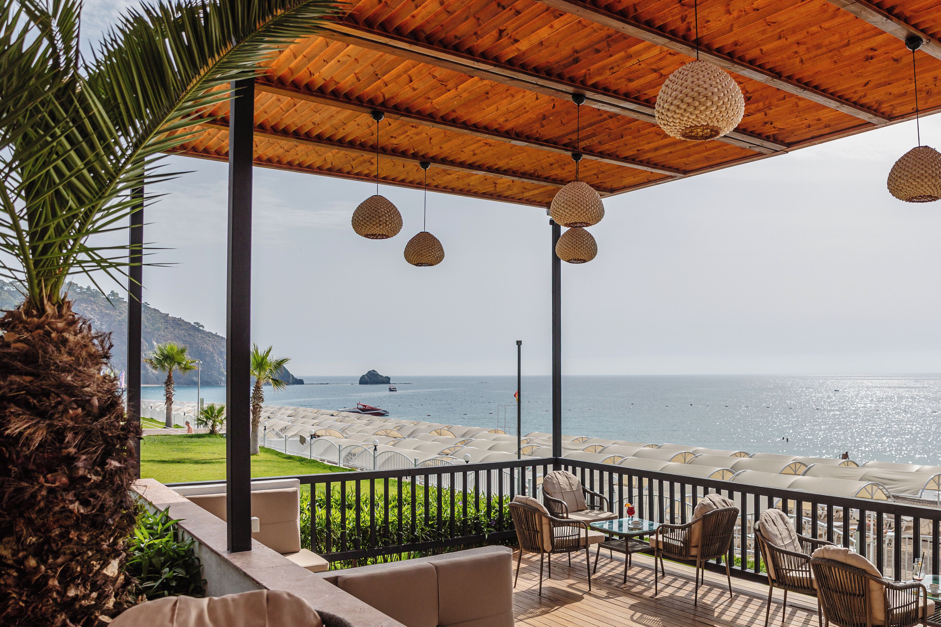 5 bars/lounges