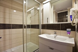 Douche, articles de toilette gratuits, sèche-cheveux