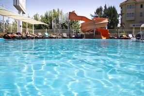 Piscine extérieure, parasols de plage, chaises longues