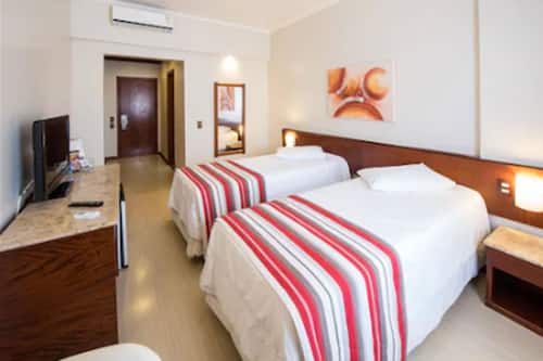 Ropa de cama hipoalergénica, minibar, cortinas opacas