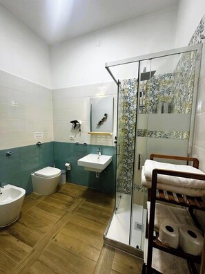 Habitación triple romántica, para no fumadores, baño privado | Baño | Regadera, regadera tipo lluvia, amenidades de baño gratuitas 