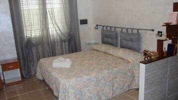 Double Room | 1 bedroom, desk, iron/ironing board, free WiFi