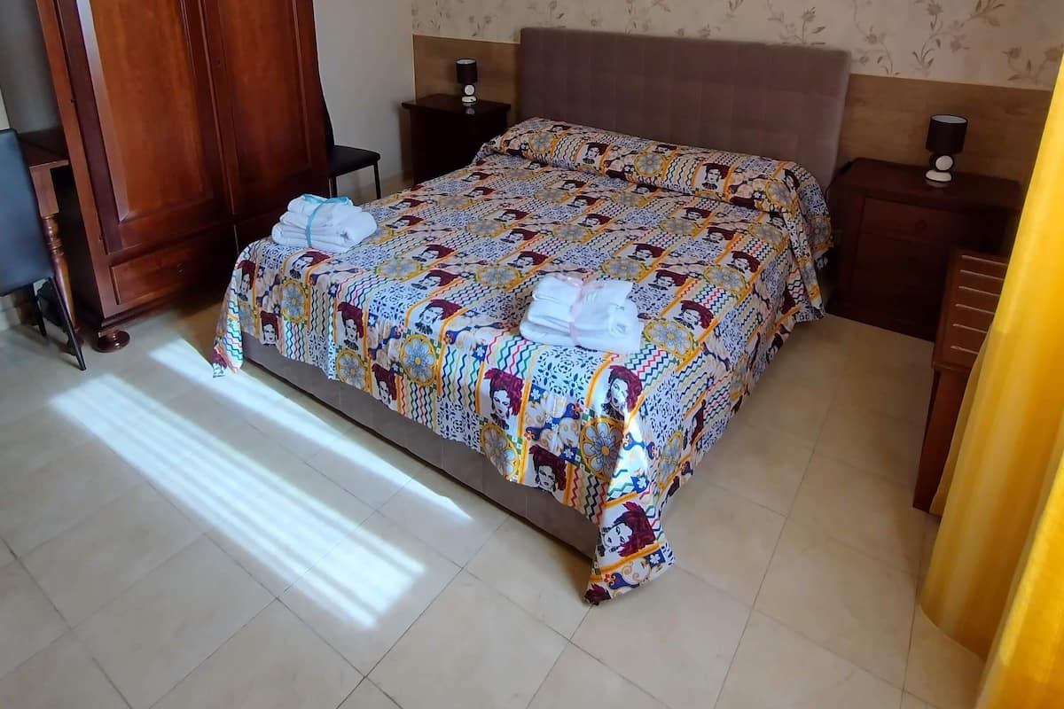 1 habitación, escritorio, tabla de planchar con plancha y wifi gratis