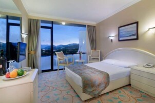 Artículos del minibar gratis y caja de seguridad en la habitación 