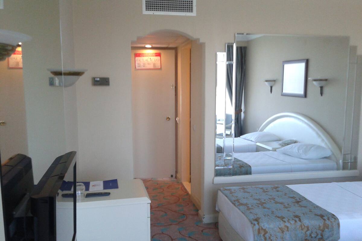 Economy Room | Minibar (some free items), in-room safe, desk, bed sheets