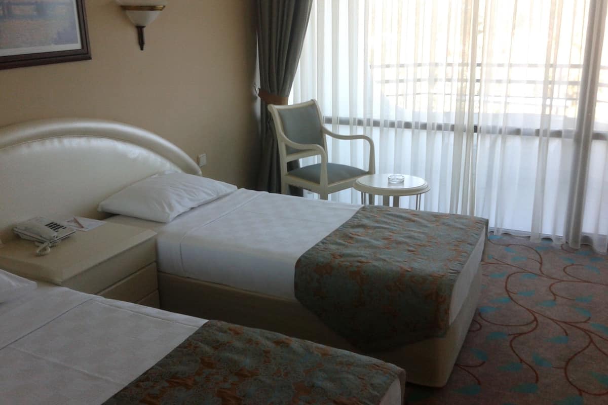 Standard Room, 1 Double or 2 Twin Beds | Minibar (some free items), in-room safe, desk, bed sheets