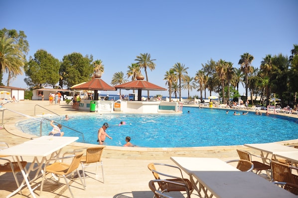 2 outdoor pools, pool umbrellas, sun loungers - Larissa Phaselis Princess Hotel - All Inclusive (Kemer)
