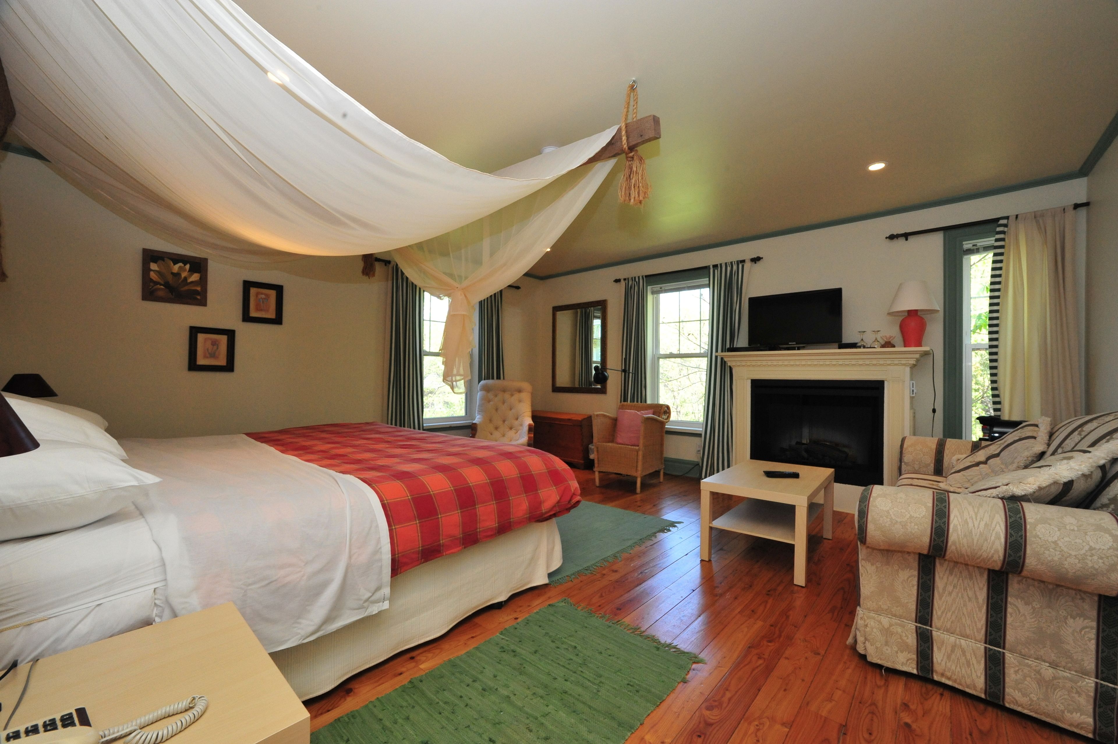 Luxury Suite, 1 King Bed with Sofa bed | Individually decorated, individually furnished, iron/ironing board