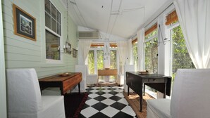 Une pièce avec un sol à carreaux, des murs blancs et une table en bois.