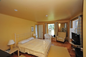 1 bedroom, individually decorated, individually furnished