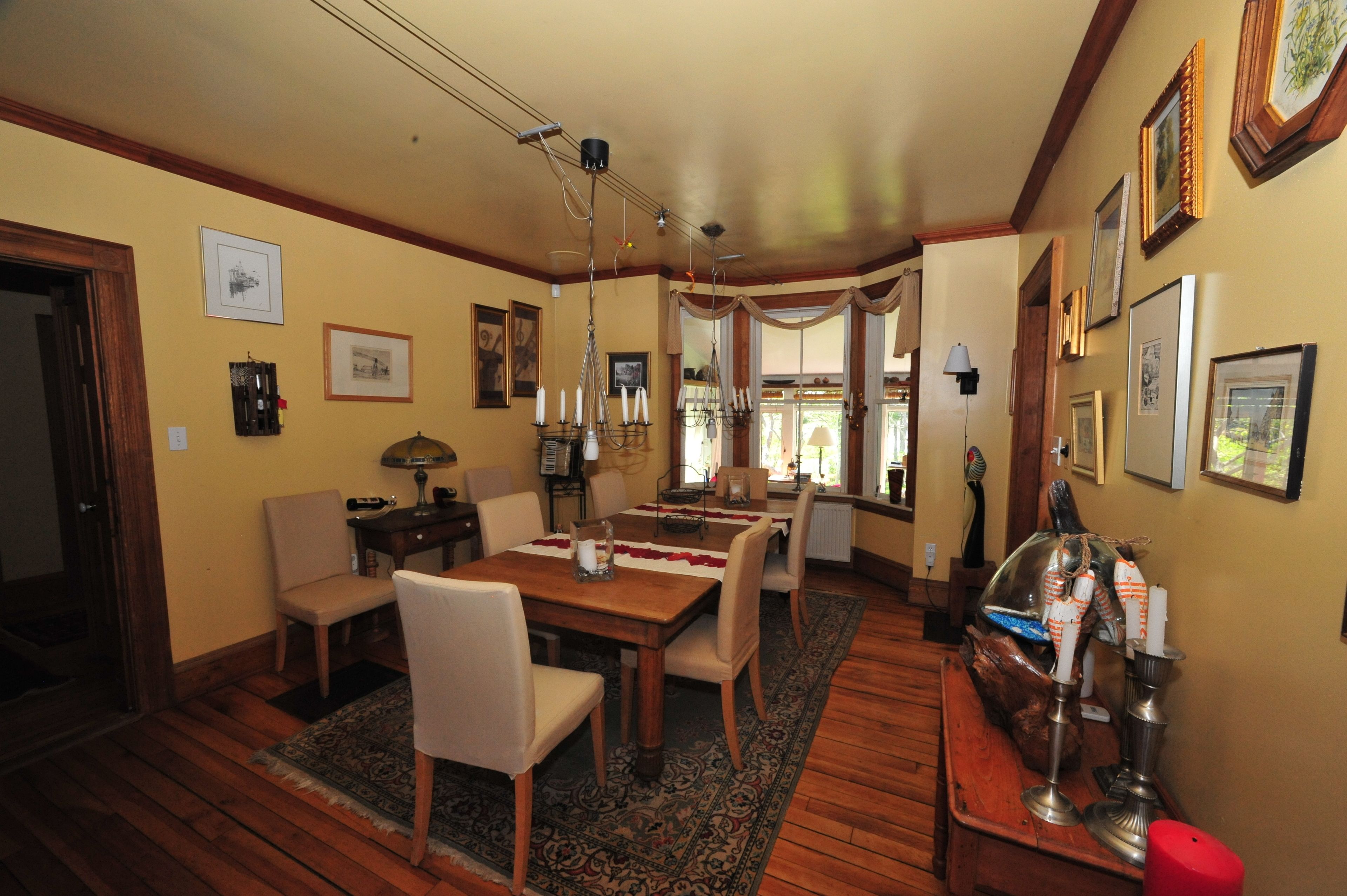 breakfast, dinner served; international cuisine, sea views