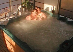 Indoor spa tub - Little Shemogue Inn (Little Shemogue)