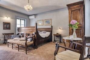 Juniorsvit - terrass | Duntäcken, minibar, värdeförvaringsskåp på rummet och skrivbord