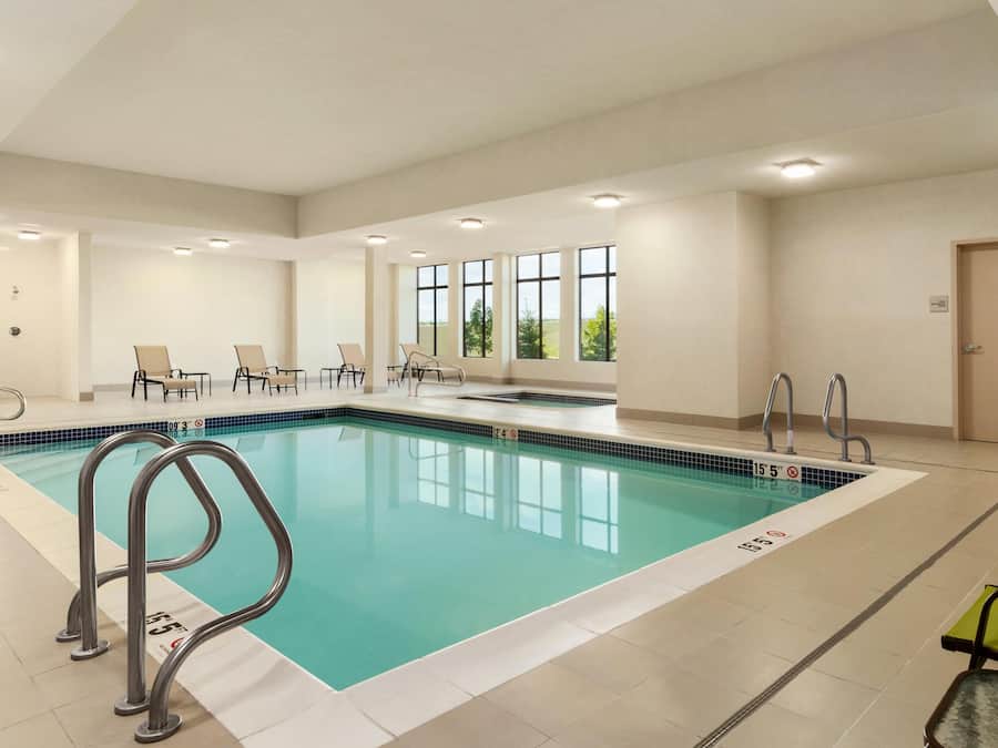 Indoor pool, pool loungers