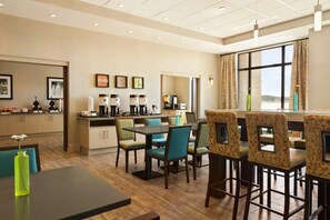 Lunch and dinner served, international cuisine - Hampton Inn by Hilton Edmonton/Sherwood Park (Sherwood Park)