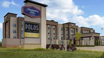 A Hampton Inn hotel with a visible sign for the social lounge.