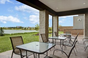 Terrace/patio - Hampton Inn by Hilton Edmonton/Sherwood Park (Sherwood Park)