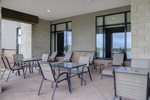 Terrace/patio - Hampton Inn by Hilton Edmonton/Sherwood Park (Sherwood Park)