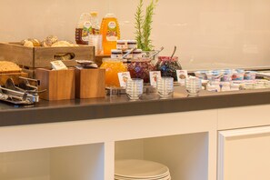 Tägliches Frühstücksbuffet gegen Gebühr