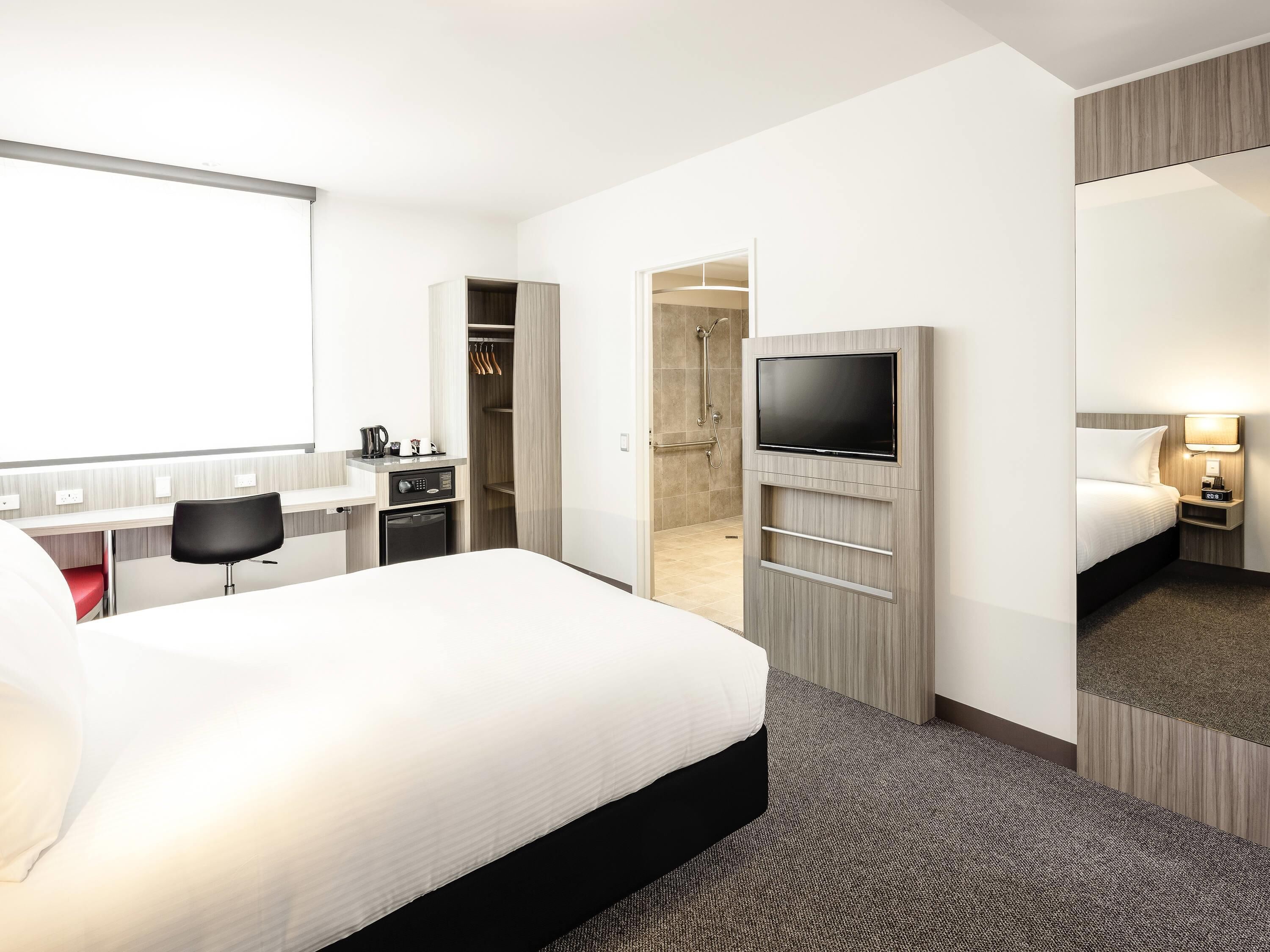 Room, 1 Queen Bed, Accessible (Accessible) | Premium bedding, in-room safe, desk, laptop workspace