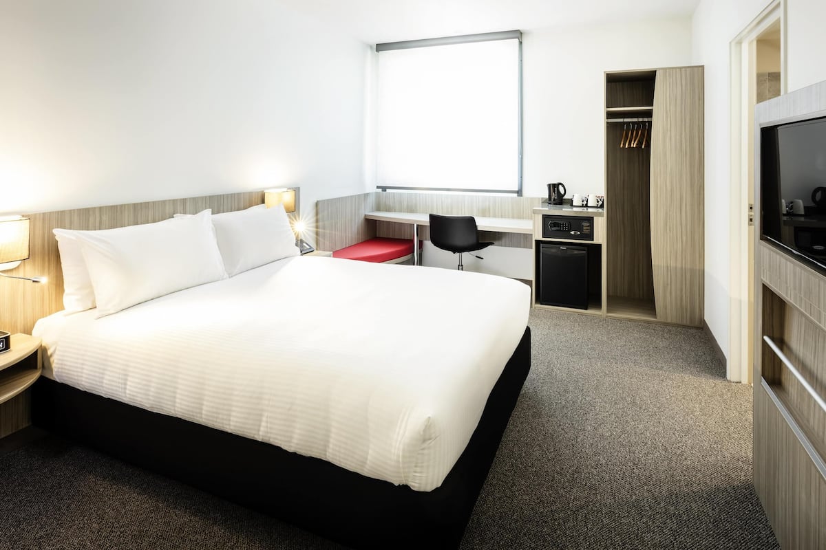 Premium bedding, in-room safe, desk, laptop workspace