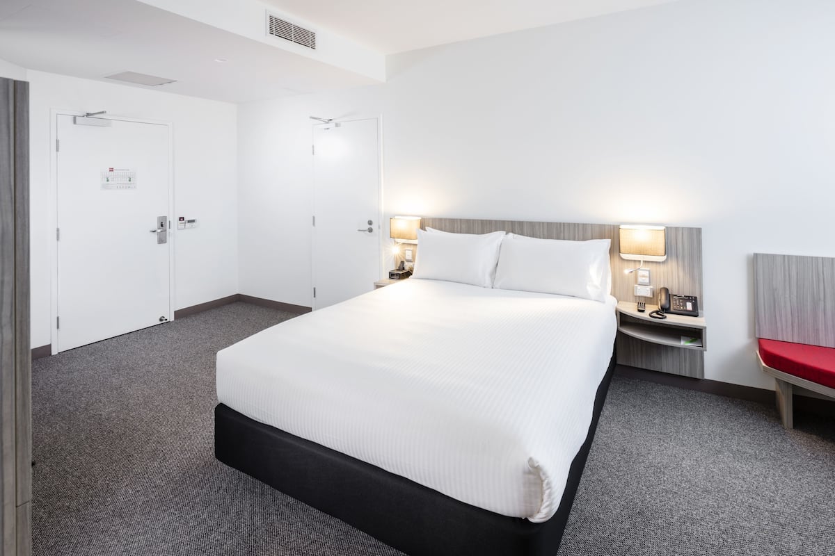 Premium bedding, in-room safe, desk, laptop workspace