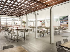 Pub, Speisen im Freien, täglich geöffnet