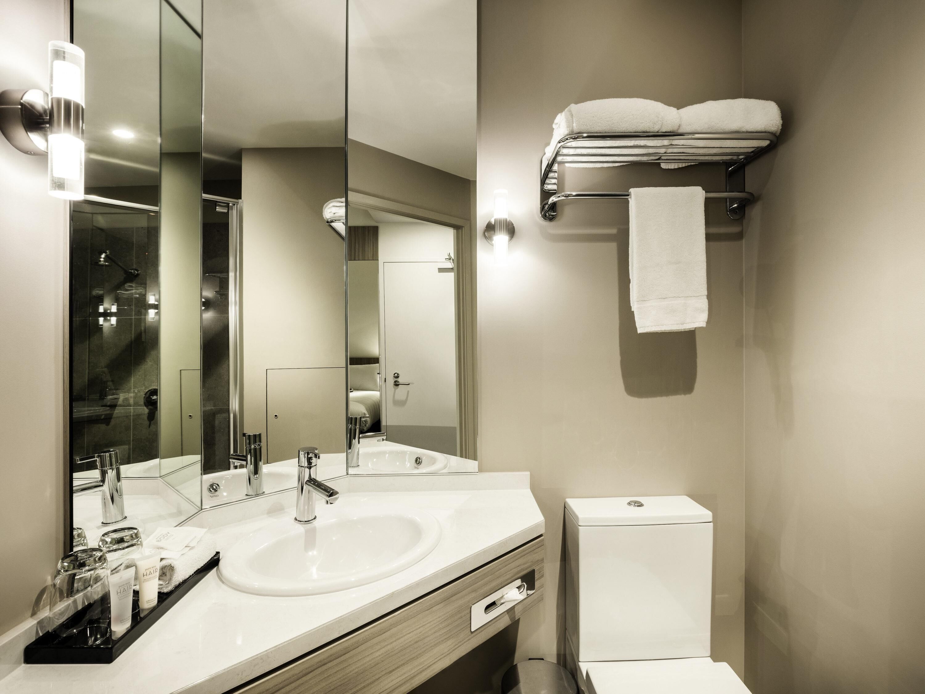 أغطية فراش متميزة وخزنة داخل الغرفة ومكتب ومساحة عمل للكمبيوتر المحمول