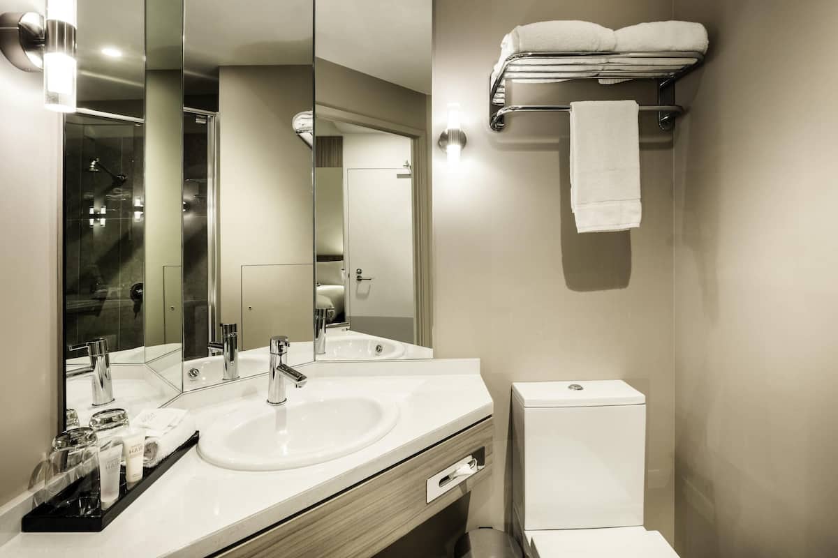 أغطية فراش متميزة وخزنة داخل الغرفة ومكتب ومساحة عمل للكمبيوتر المحمول