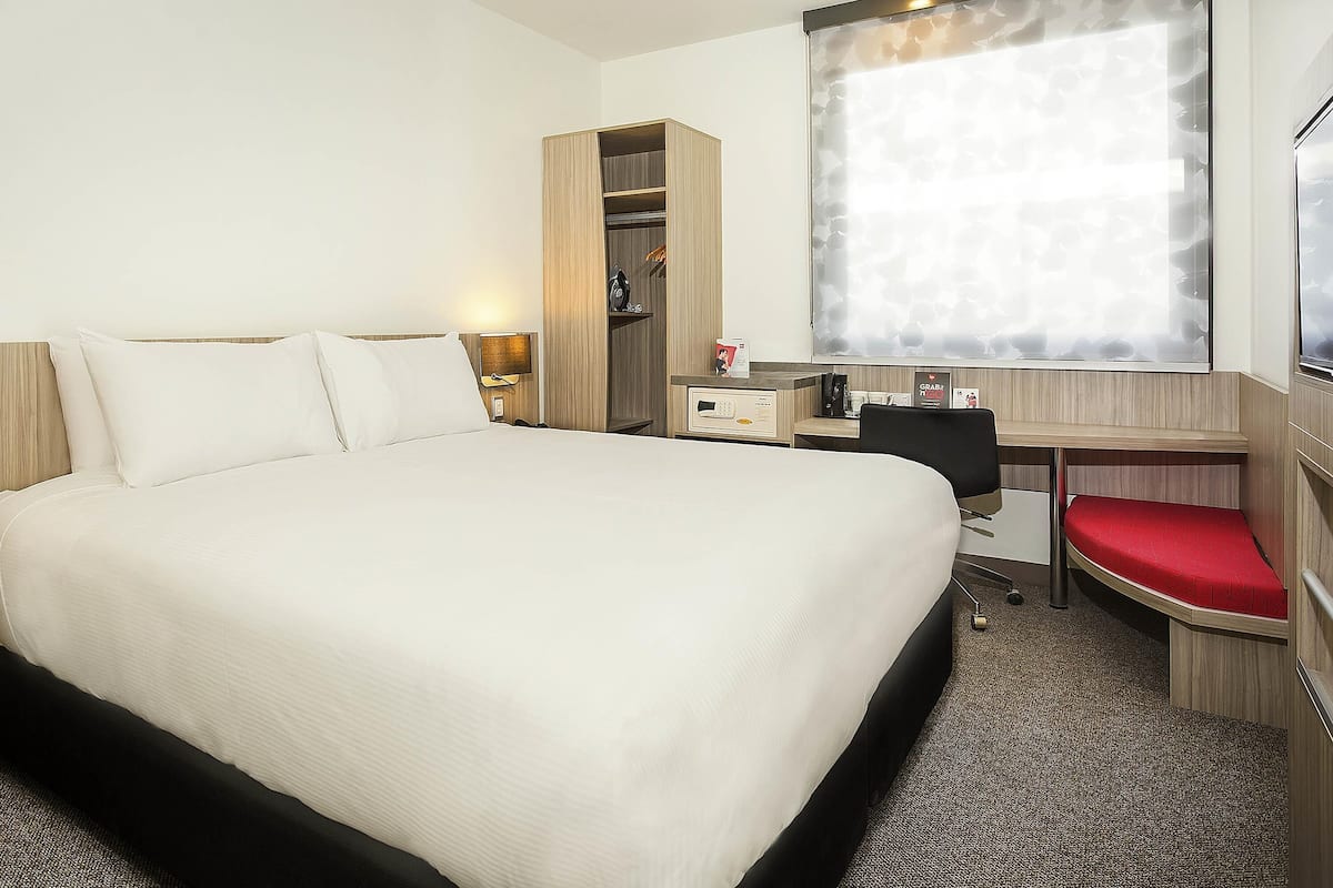 Superior Room, 1 Queen Bed | Premium bedding, in-room safe, desk, laptop workspace