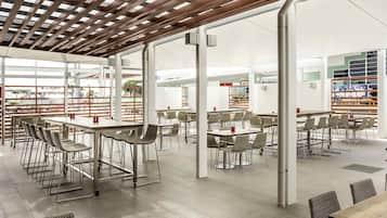 Pub, restauration en plein air, ouvert tous les jours