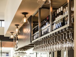 Pub, restaurante con mesas al aire libre, abre todos los días