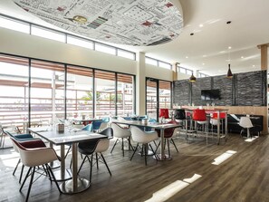 Café da manhã com buffet todos os dias mediante uma taxa