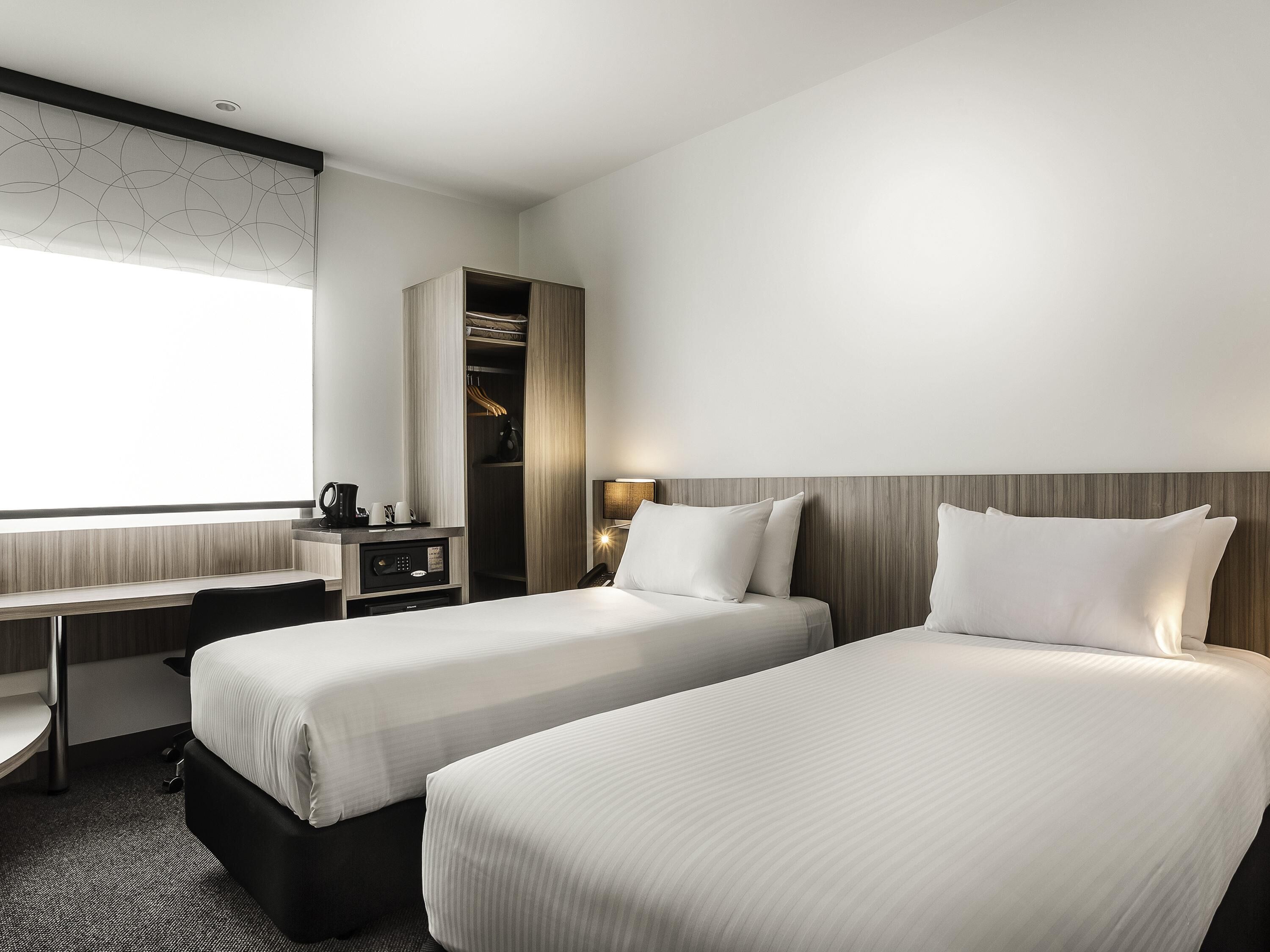 ห้องซูพีเรีย, เตียงเดี่ยว 2 เตียง | เครื่องนอนระดับพรีเมียม, ตู้นิรภัยในห้องพัก, โต๊ะทำงาน