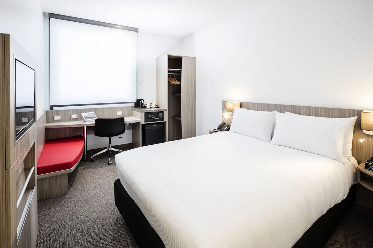 premium bedding, in-room safe, desk, laptop workspace