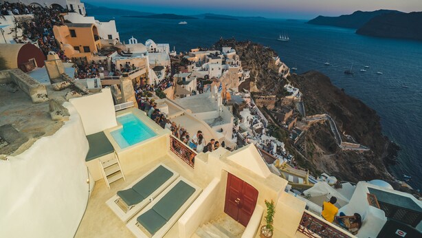 Un hotel frente al mar con piscina, mobiliario exterior y vistas al océano.