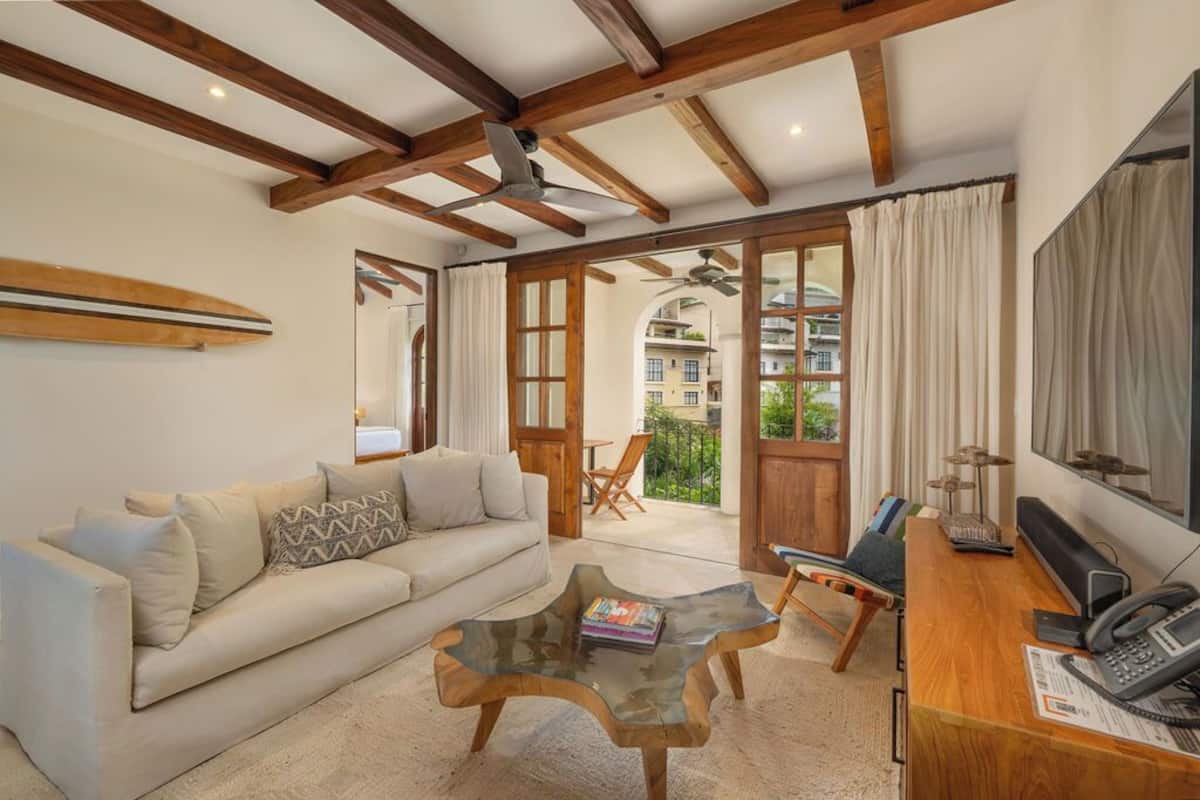 Departamento Deluxe, varias camas (32 Plaza Carlota - Beach Club Access) | Área de sala de estar
