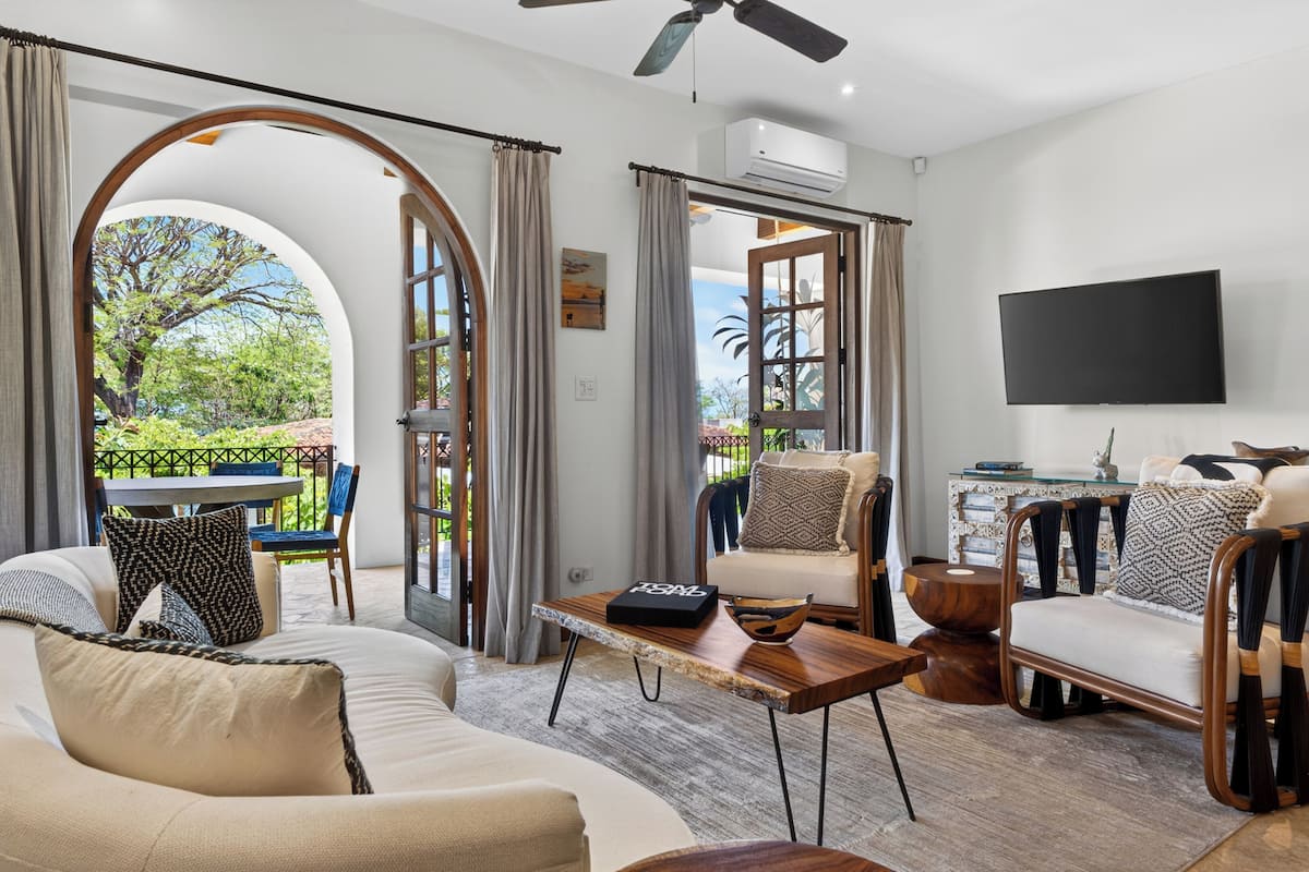 Departamento Deluxe, varias camas (14 Plaza Mercado - Beach Club Access) | Área de sala de estar
